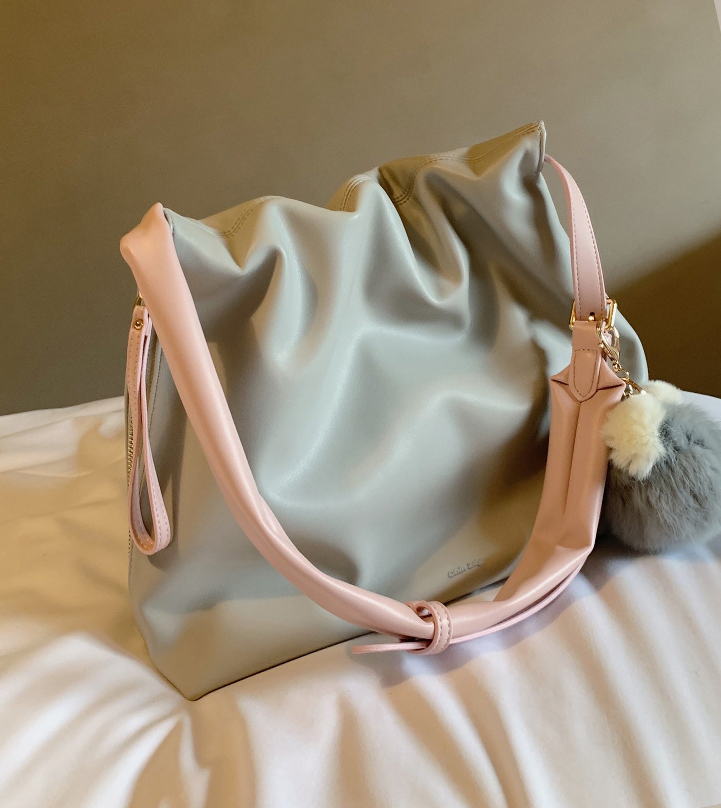 Women’s Bucket Tote Bag Zipper Closure Soft PU Leather Large Capacity Morandi Niche High Sense One Shoulder Tote Bag