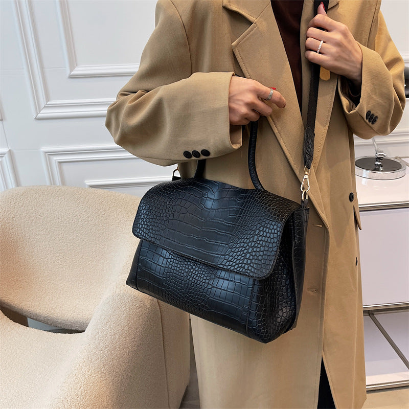 Bag female large capacity 2026 new fashion messenger bag autumn and winter single shoulder commuting tote bag