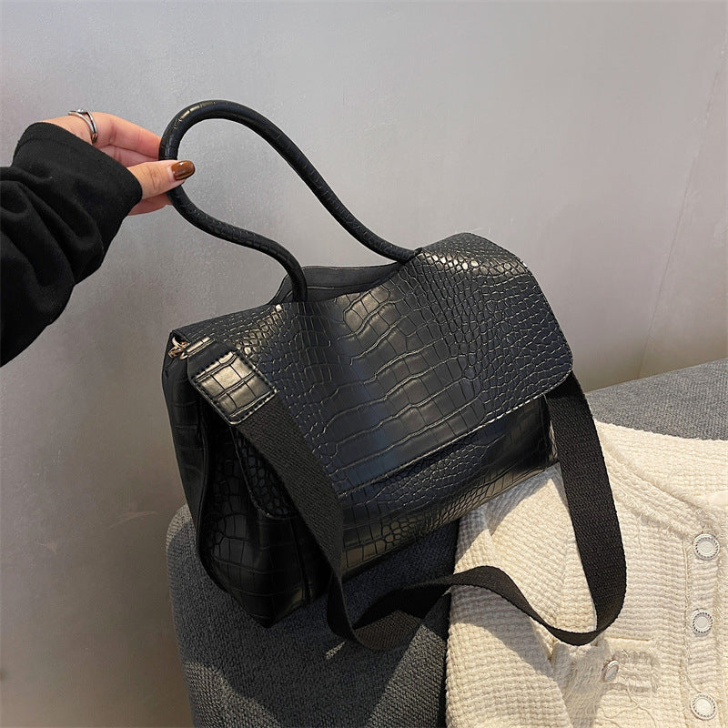 Bag female large capacity 2026 new fashion messenger bag autumn and winter single shoulder commuting tote bag
