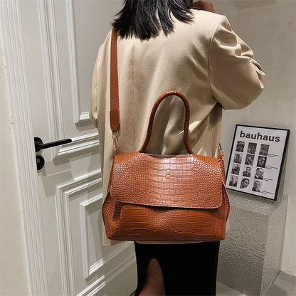 Bag female large capacity 2026 new fashion messenger bag autumn and winter single shoulder commuting tote bag